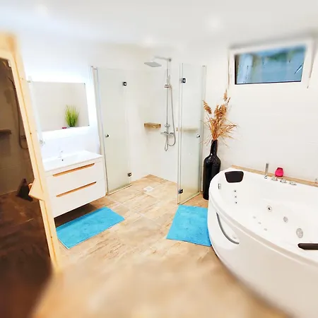 Wellness- Hottub & Sauna- Pet Friendly- Hiking