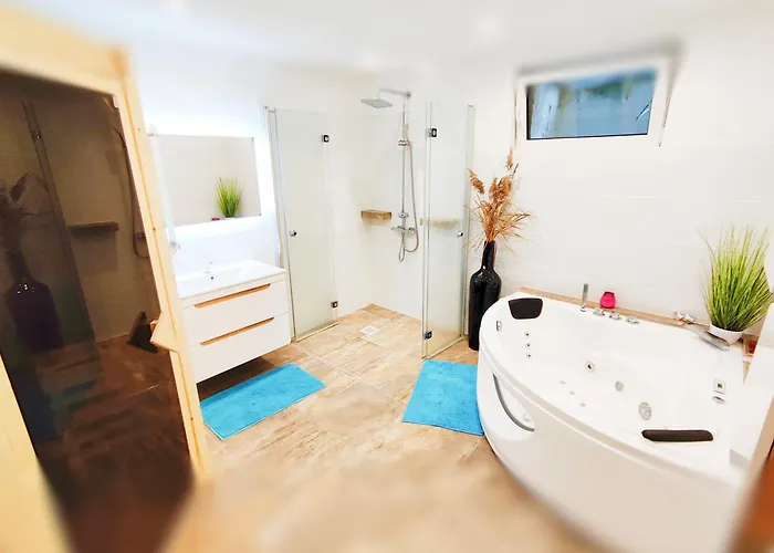 Wellness- Hottub & Sauna- Pet Friendly- Hiking